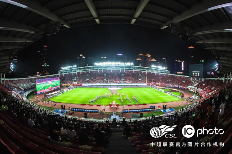 🎥 30.000 supporters font leur retour au stade en Chine 