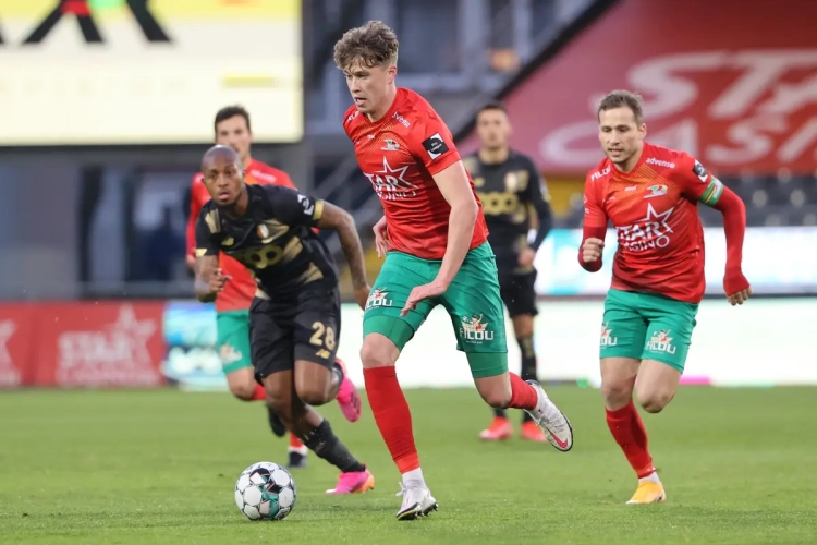 🎥 Quand deux joueurs d'Ostende s'engueulent après un but de Merveille Bokadi 