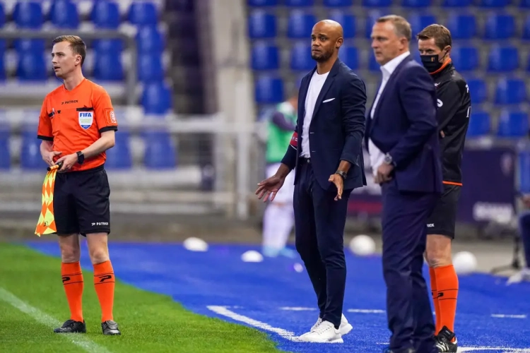"Ils ont oublié le bus ?!" : Kompany et Van den Brom sidérés du retard causé par le VAR