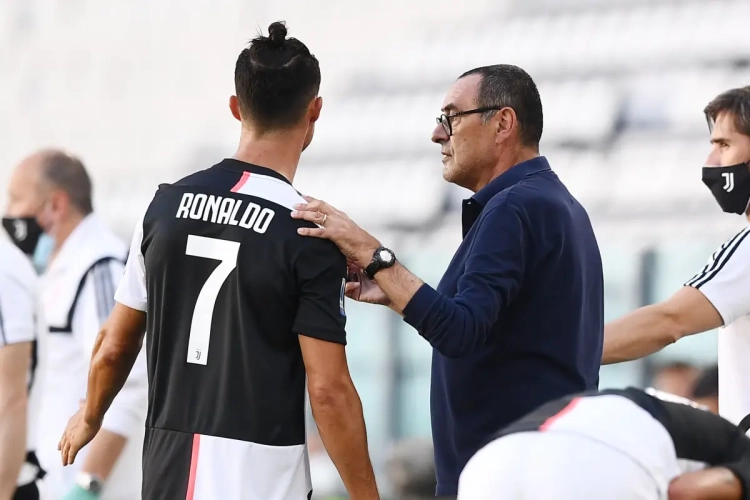  Maurizio Sarri lâche ses vérités concernant Cristiano Ronaldo : "Sa gestion n'est pas facile, c'est une multinationale" 