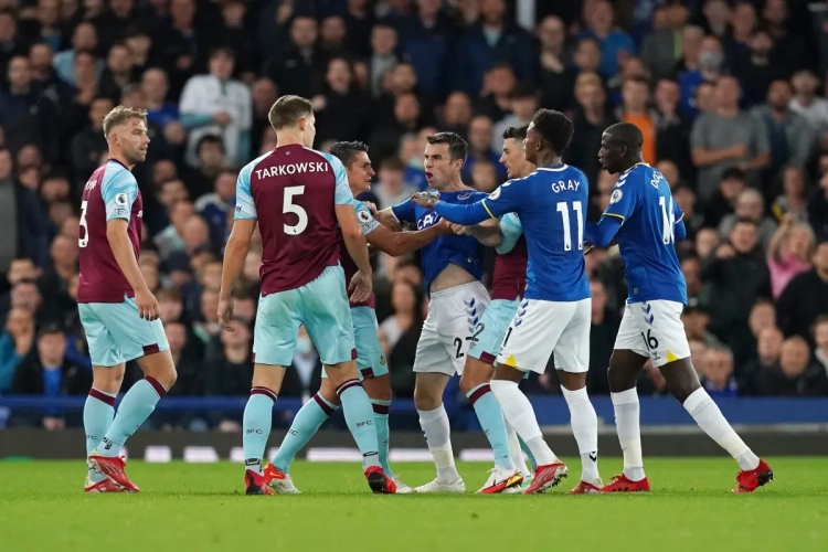 Everton renverse Burnley, Bologne assure 