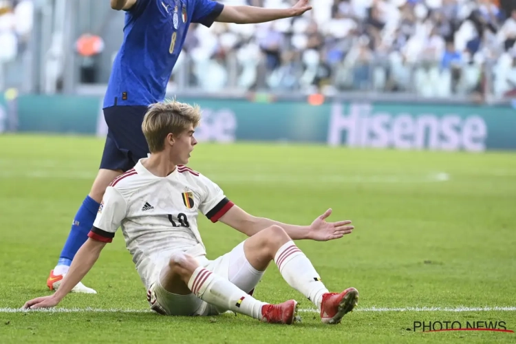 Charles De Ketelaere suivi de près par un cador de Premier League