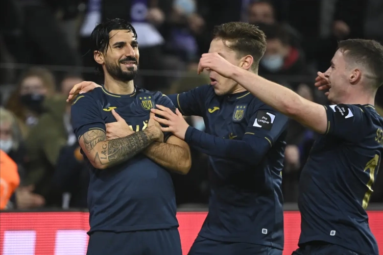 Anderlecht défait un Saint-Trond batailleur et grimpe sur le podium