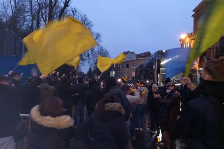 📷 Des supporters de l'Union illuminent le parc Duden et chantent pendant le match
