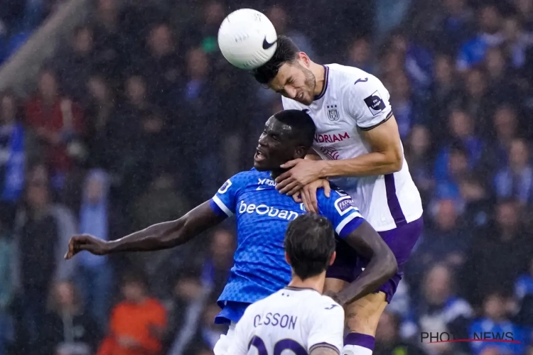 Onuachu en a assez de subir des fautes en toute impunité : "Les arbitres disent que je ne peux pas me plaindre parce que je suis plus grand et plus fort"