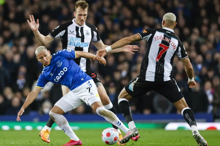 Un carton rouge, une protestation, 14 minutes d'arrêt de jeu et une victoire rassurante 