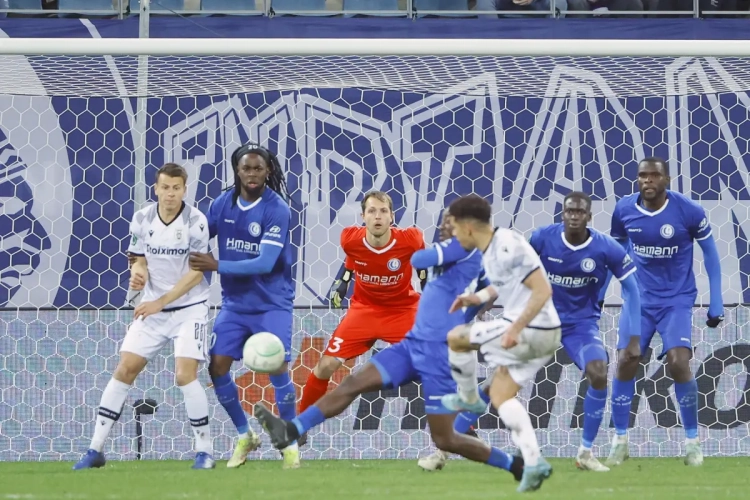 Deux erreurs auront coûté cher à Gand, éliminé de la Conference League par la petite porte