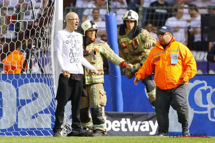 🎥 Finale de la Croky Cup: un homme s'attache au poteau en fin de match