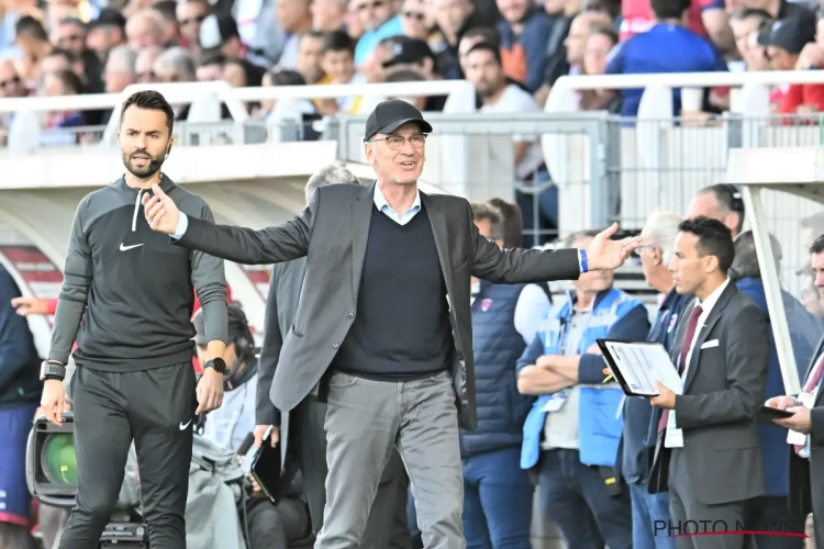 Le coach d'Auxerre, auteur d'un doigt d'honneur aux supporters adverses, est viré 