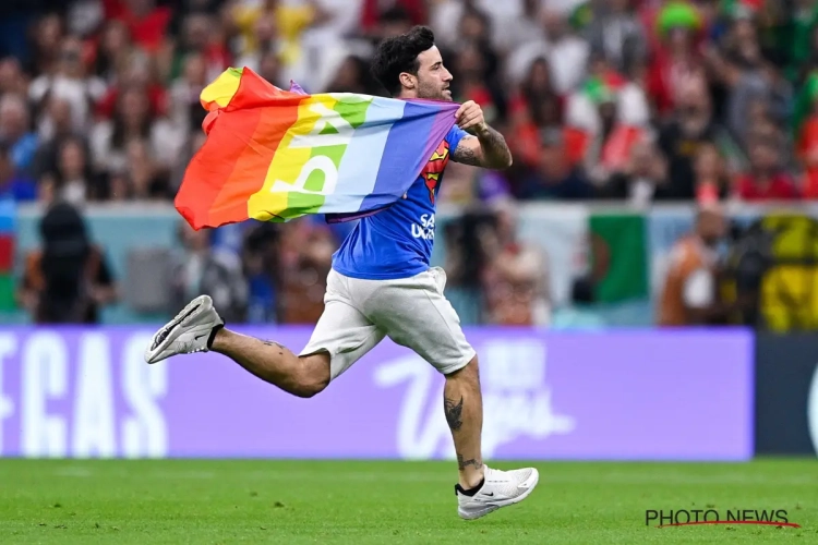 📷 Un supporter entre sur le terrain à Portugal - Uruguay 