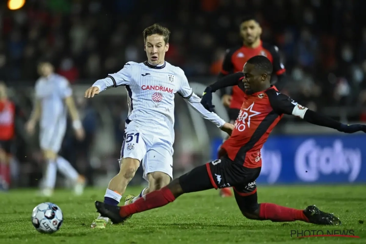 L'arbitre de Seraing-Anderlecht a inspecté la pelouse mais n'est pas le seul à décider de la tenue de la rencontre
