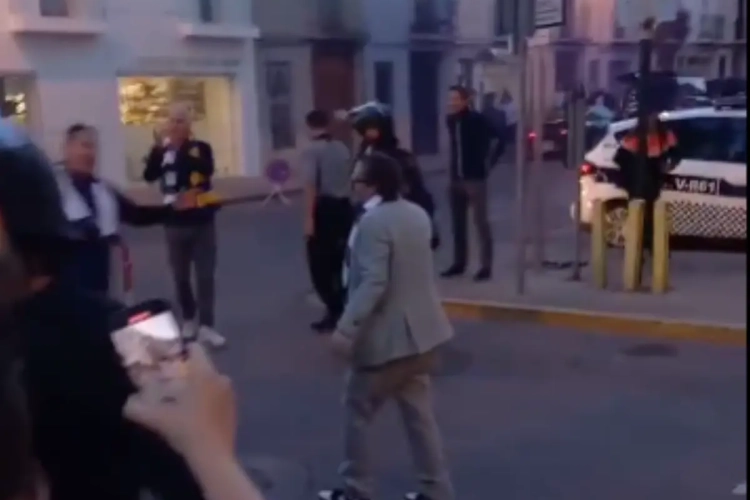 🎥 Marc Coucke accueilli comme une star par les ultras d'Anderlecht !