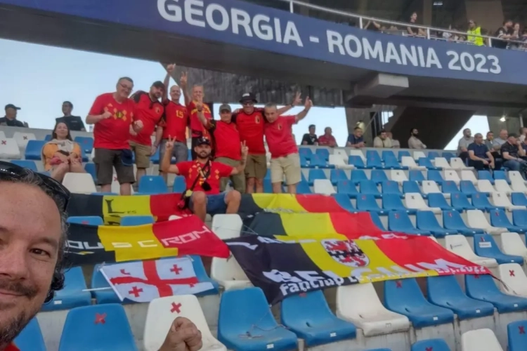 📷 Ils ont fait 4000km pour soutenir les Diablotins : "On aimerait qu'ils viennent nous saluer, quand même"