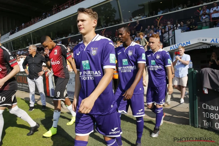 Capitaine à 22 ans, un ancien espoir d'Anderlecht poursuit sa saison folle