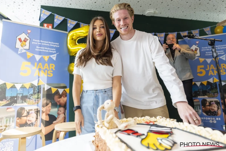 "Il est respecté ici, il a vécu un rêve footballistique" : soirée riche en émotions pour les parents De Bruyne