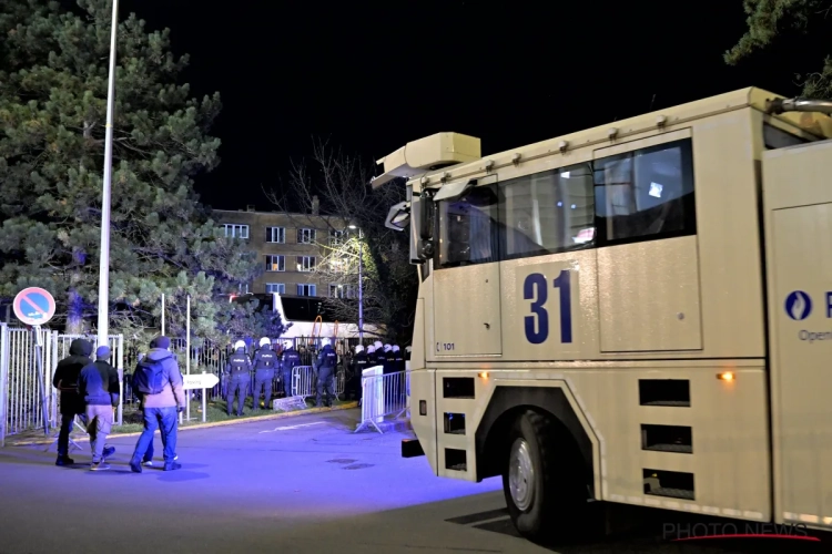 Un groupe de supporters de Charleroi a tenté d'attaquer les cars des fans du Standard avant le choc wallon !