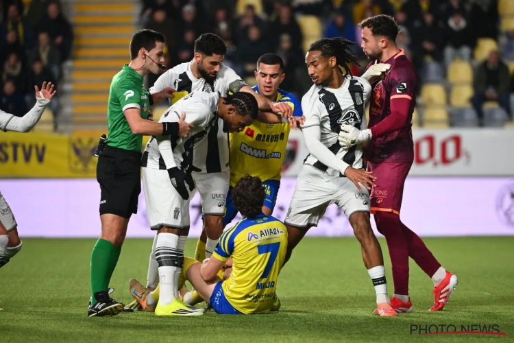 🎥 Saint-Trond - Charleroi conditionné par une énorme erreur d'arbitrage ? "L'arbitre fait de la compensation"