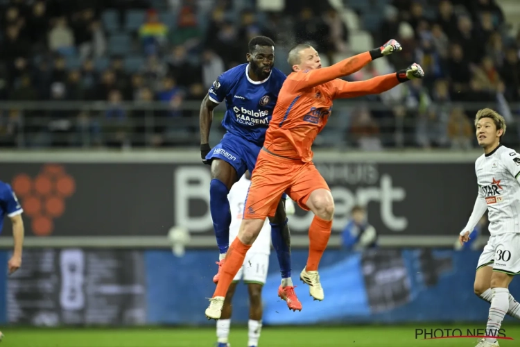 Le choc a glacé le sang de tout le stade : deux joueurs évacués à Gand