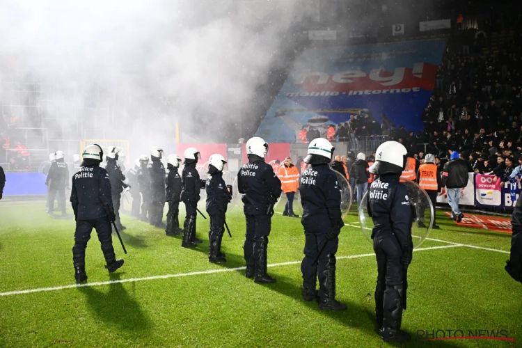 Après les Storm Ultras, la direction de Charleroi réagit aux lancers de fumigènes et de barrières à l'Union