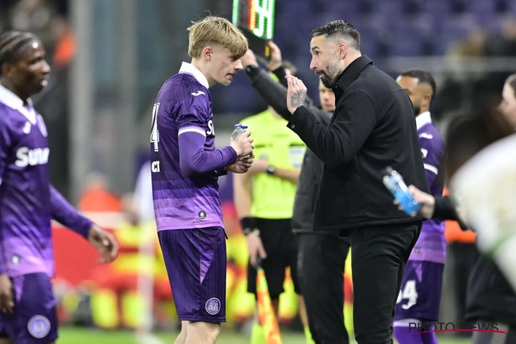  Nathan De Cat brille même comme numéro dix : "Si le coach me met défenseur la semaine prochaine..."