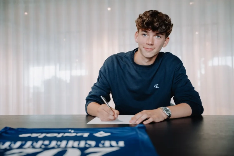 OFFICIEL : La Gantoise offre un contrat professionnel à un pur talent du centre de formation né en 2011