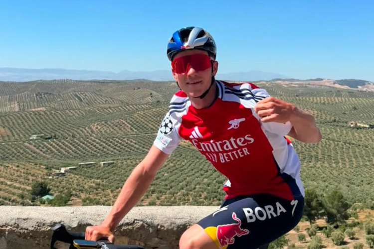 Remco Evenepoel célèbre le titre d'Arsenal à l'entraînement : "Allez les Gunners"