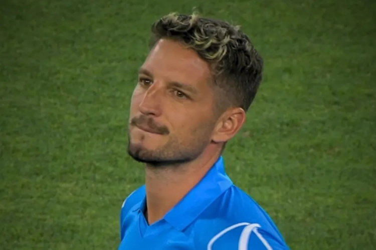 🎥 Dries Mertens plante un but somptueux à 40m du but et inscrit un quadruplé lors d'un match de charité