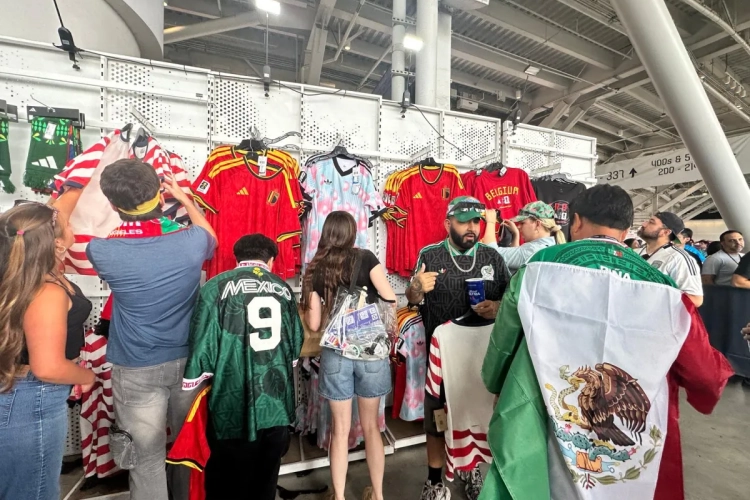📷 Les Américains se ruent... sur de faux maillots belges aux alentours du stade