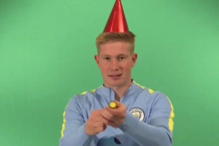 De Bruyne est meilleur avec un ballon que devant une caméra (VIDEO)