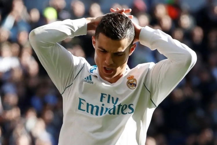 ? Aïe, aïe, aïe ! Voici le douloureux raté de Cristiano Ronaldo qui fait penser à Teodorczyk !