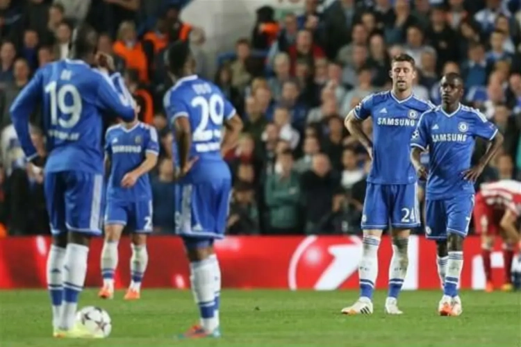 La superbe frappe enroulée d'Izzy Brown