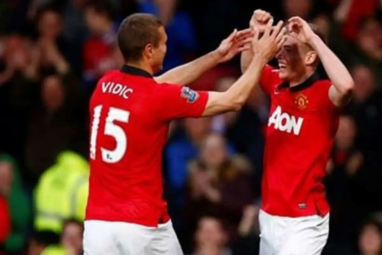 Une dernière pour Giggs, les Belges de Man U décisifs