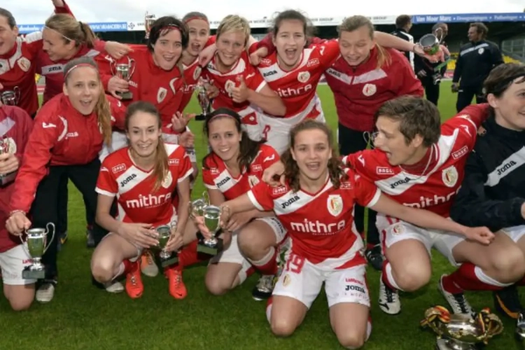 Champagne à Sclessin: le Standard Fémina remporte la BeNe League