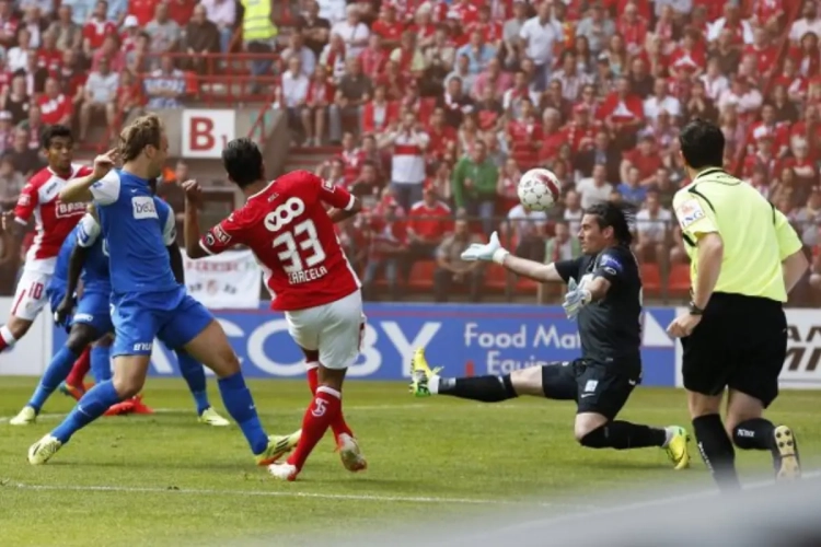 Buaillon arrive sur le flanc gauche du Standard