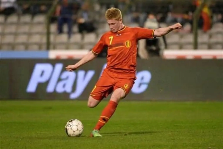 De Bruyne libre dans le milieu
