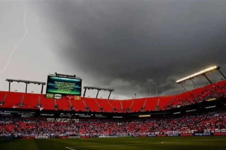 Le high-kick d'un joueur hondurien contre un supporter
