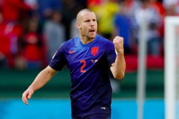 Ron Vlaar absent plusieurs mois