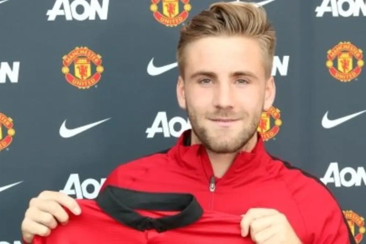 Luke Shaw met trois parisiens dans le vent