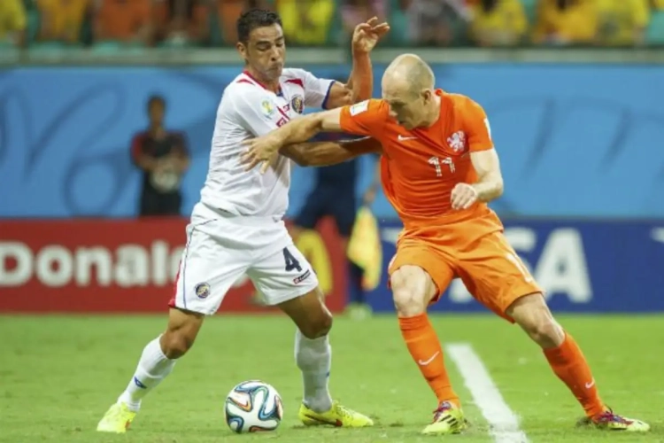 Ten Cate: "Robben est plus un équipier que Messi"