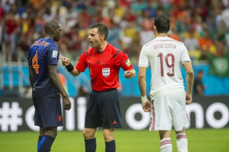 L'UEFA annonce sa sélection de 18 arbitres pour l'Euro 2016