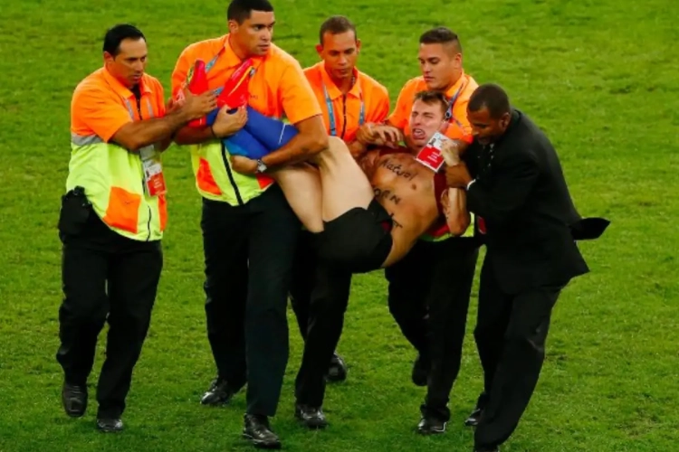 Il se vautre en voulant féliciter ses joueurs