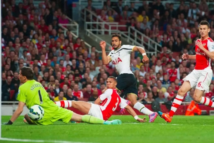 Chadli marque et partage à Arsenal