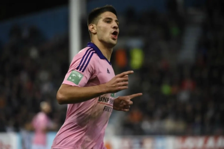 Leicester City songe à Mitrovic