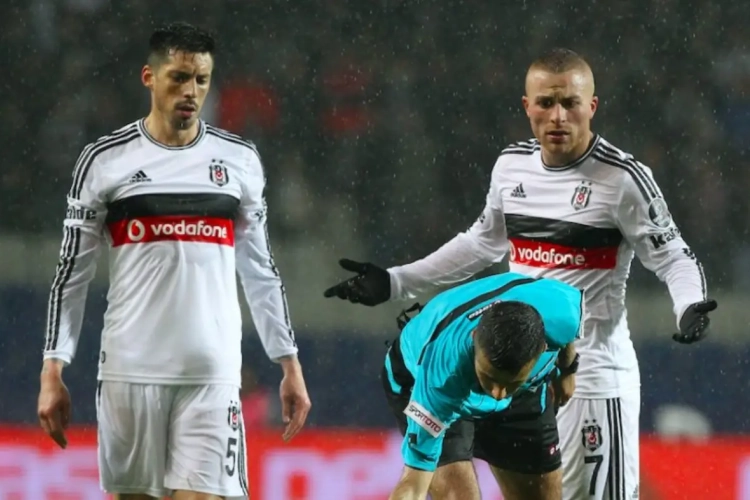 Besiktas repousse un peu plus Galatasaray