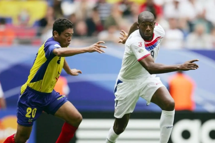 Paulo Wanchope utilise les mains