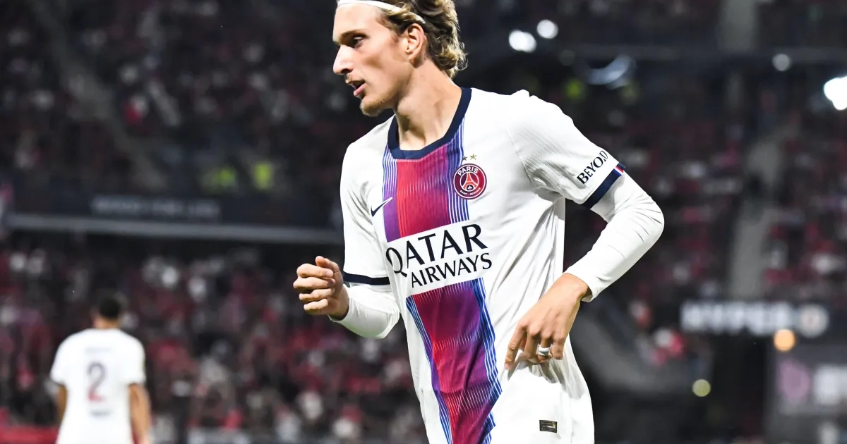 Photo: walfoot.be Mika Godts' PSG Debut: How Did the New Signing Perform Against Rennes?