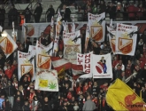 Les supporters montois envahissent le terrain après le match contre Tubize