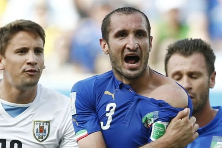 Chiellini: "Incroyable que Suarez n'ait pas été expulsé"