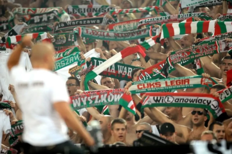 Son équipe perd, il pète un plomb