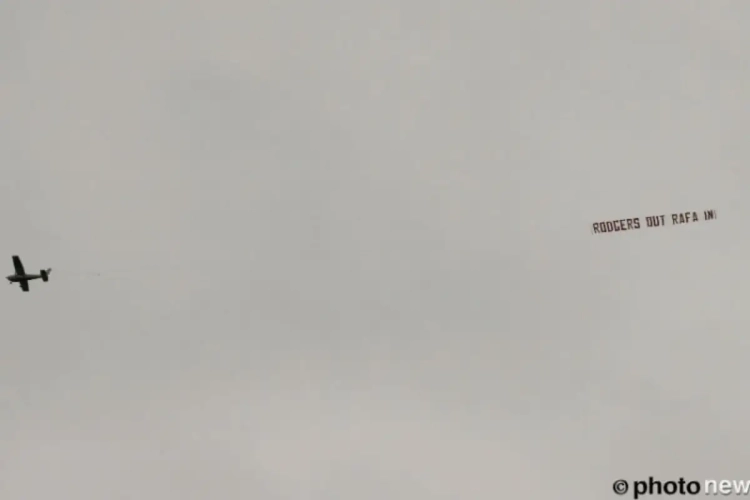 Liverpool: quand un avion demande le remplacement de Rodgers par Bénitez